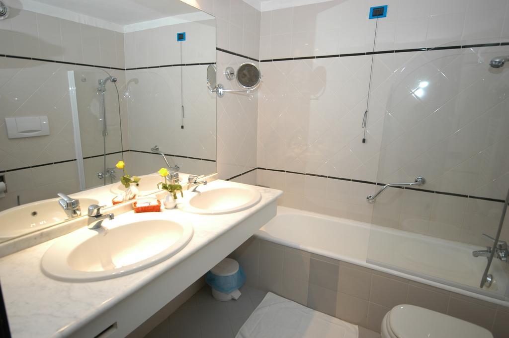 Des Geneys Hotel 4*